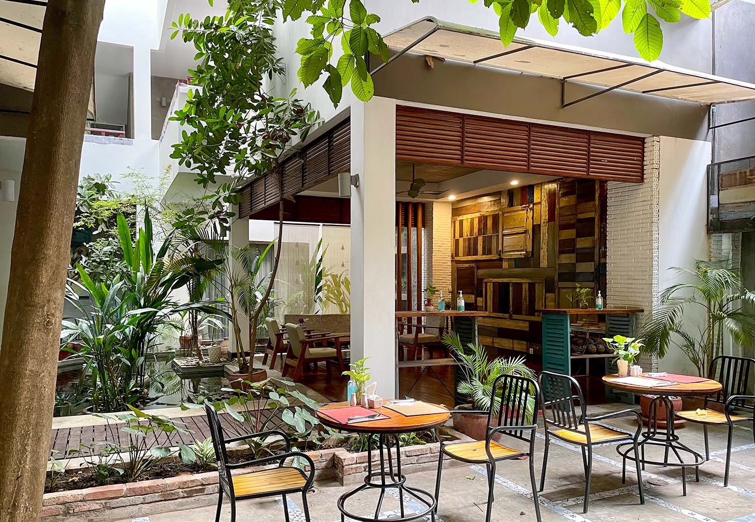001phnom-penh-budget-hotels-saravoan-breakfast-courtyard