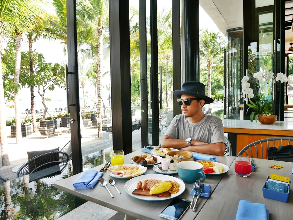 002Deluxshonist Luxury Travel - The Anvaya Resort Kuta Breakfast by The Beach 1-min