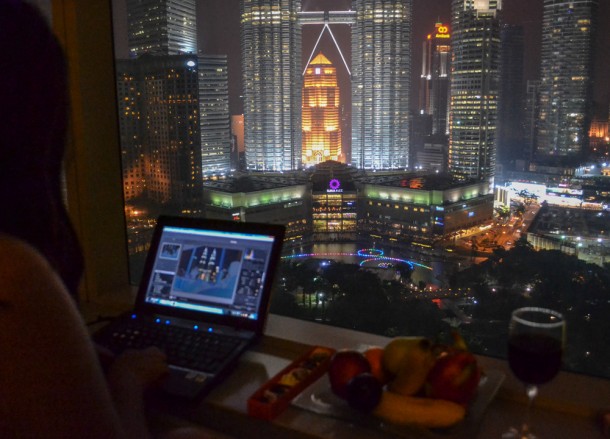 007best-view-of-pertronas-twin-towers-traders-hotel-at-night-610x439