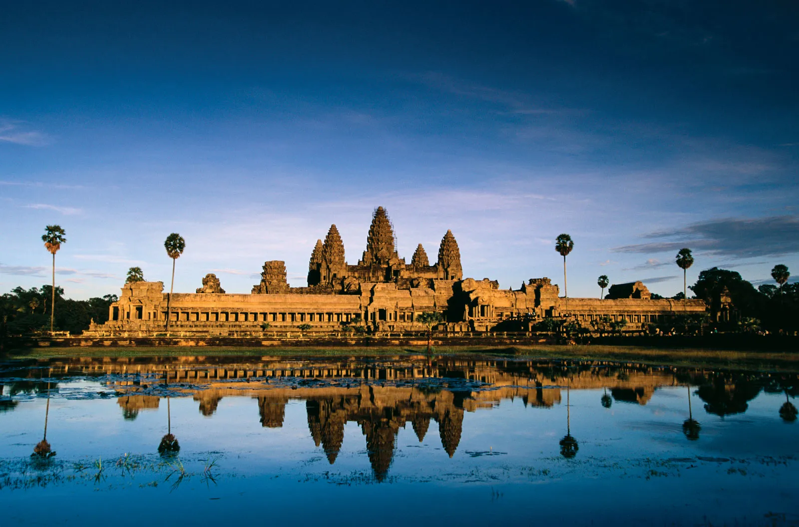 044Angkor-Wat-temple-complex-Camb