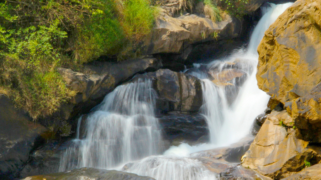 Attukad-waterfalls-Munnar